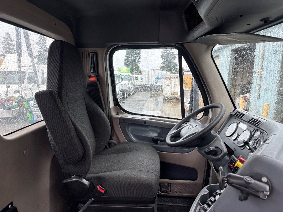 Day Cab Tractor-Heavy Duty Tractors-Freightliner-2018-Cascadia 12564ST-West Sacramento-CA-463,262\n\t\tmiles-$ 35,250 - Image 14