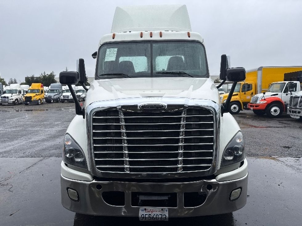 Day Cab Tractor-Heavy Duty Tractors-Freightliner-2018-Cascadia 12564ST-West Sacramento-CA-463,262\n\t\tmiles-$ 35,250 - Image 2