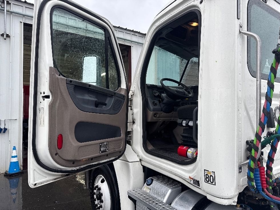 Day Cab Tractor-Heavy Duty Tractors-Freightliner-2018-Cascadia 12564ST-West Sacramento-CA-463,262\n\t\tmiles-$ 35,250 - Image 9