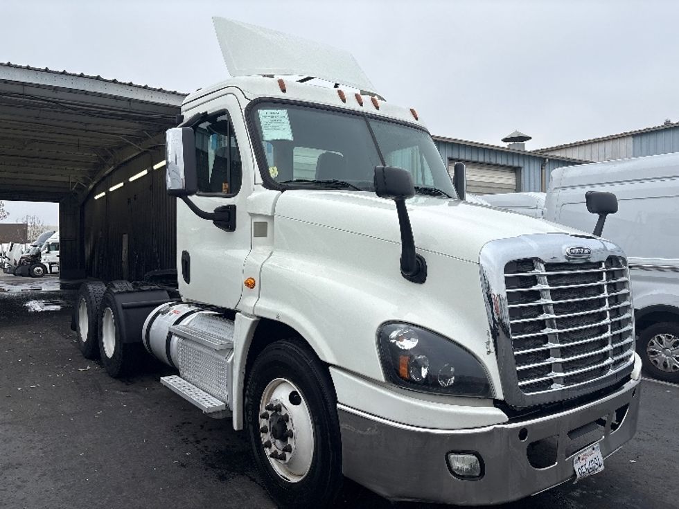 Day Cab Tractor-Heavy Duty Tractors-Freightliner-2018-Cascadia 12564ST-West Sacramento-CA-464,554\n\t\tmiles-$ 32,750 - Image 1