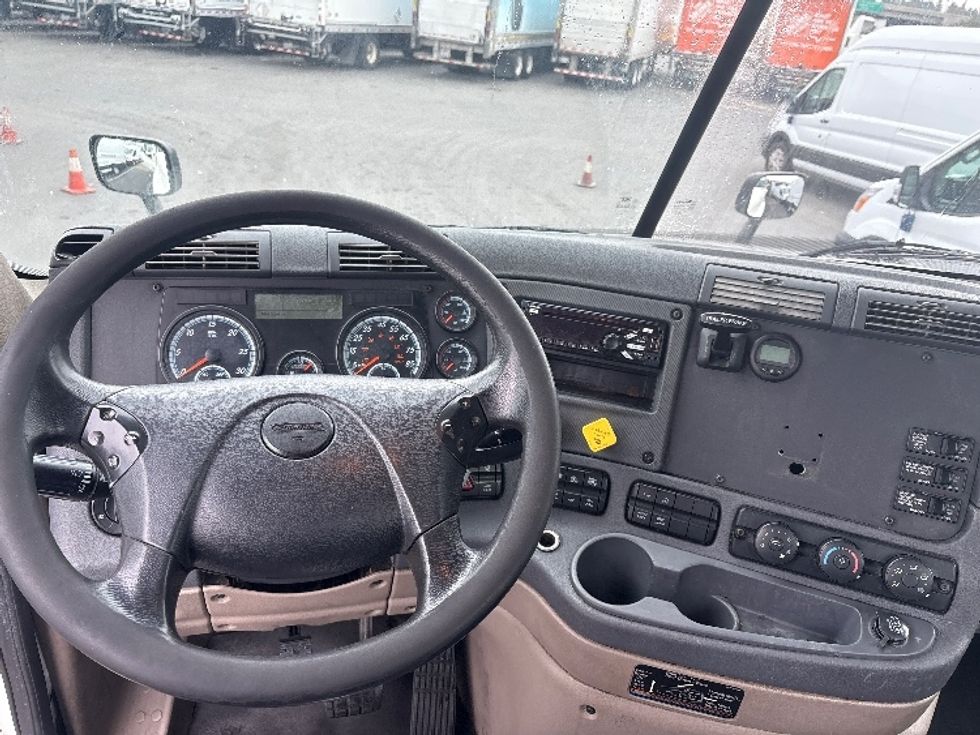 Day Cab Tractor-Heavy Duty Tractors-Freightliner-2018-Cascadia 12564ST-West Sacramento-CA-464,554\n\t\tmiles-$ 32,750 - Image 11