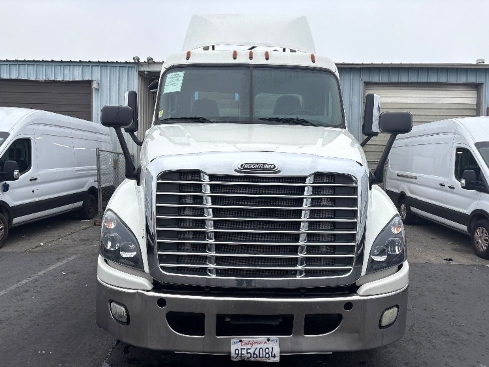 Day Cab Tractor-Heavy Duty Tractors-Freightliner-2018-Cascadia 12564ST-West Sacramento-CA-464,554\n\t\tmiles-$ 32,750 - Image 2