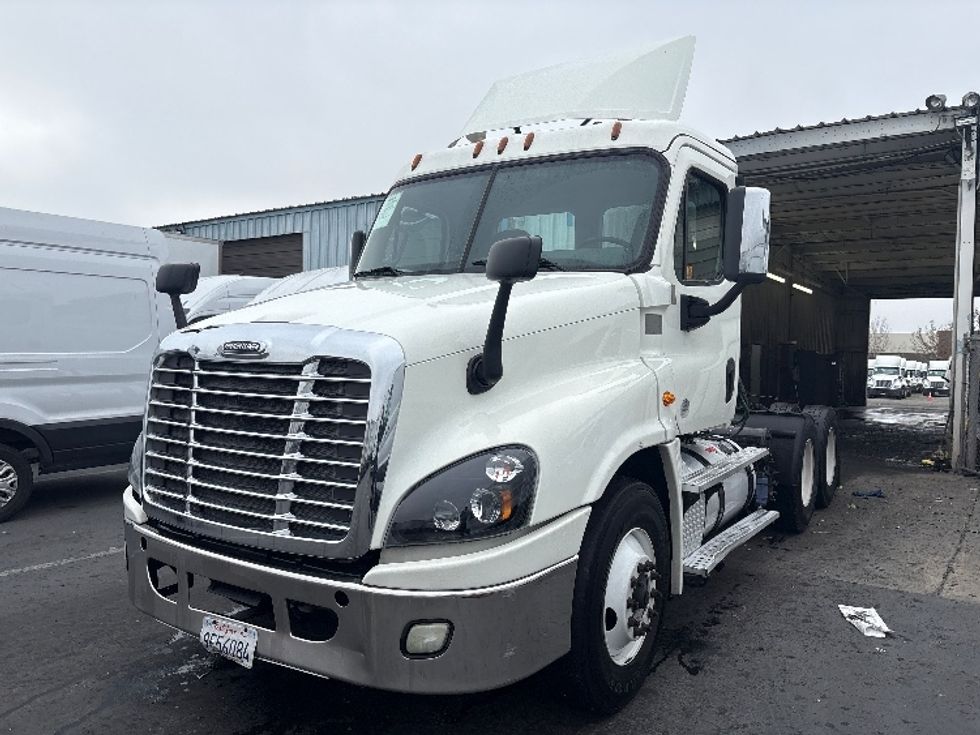 Day Cab Tractor-Heavy Duty Tractors-Freightliner-2018-Cascadia 12564ST-West Sacramento-CA-464,554\n\t\tmiles-$ 32,750 - Image 3