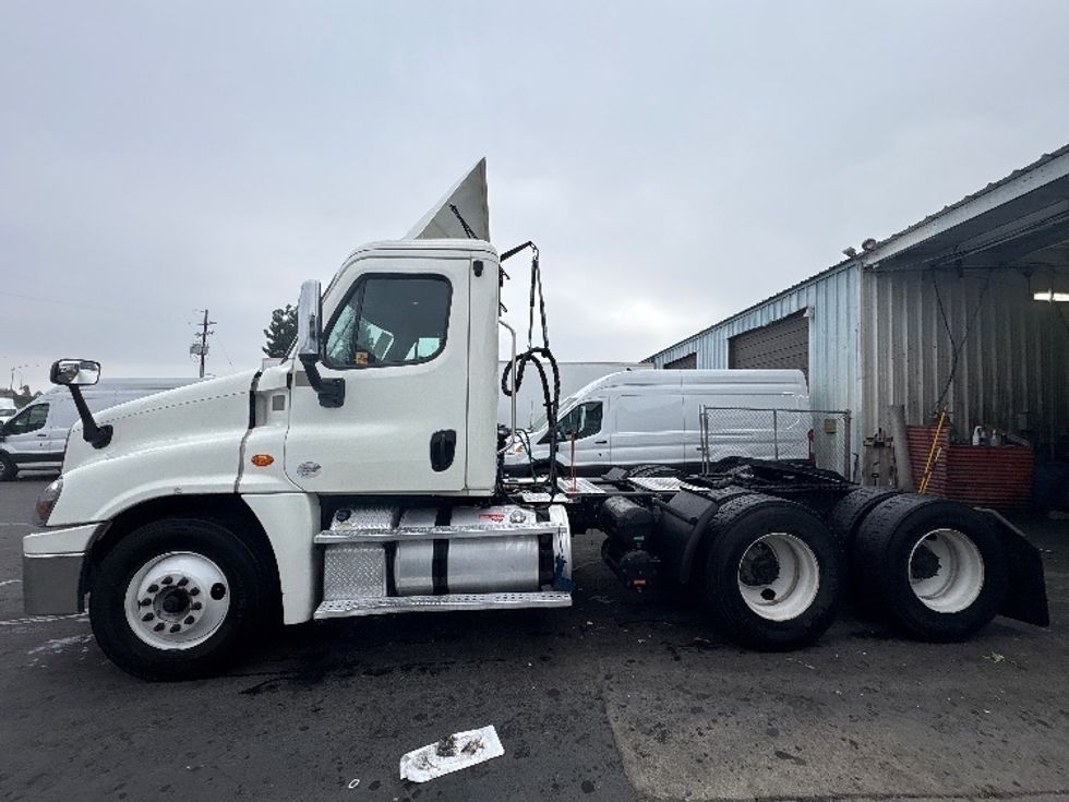Day Cab Tractor-Heavy Duty Tractors-Freightliner-2018-Cascadia 12564ST-West Sacramento-CA-464,554\n\t\tmiles-$ 32,750 - Image 4