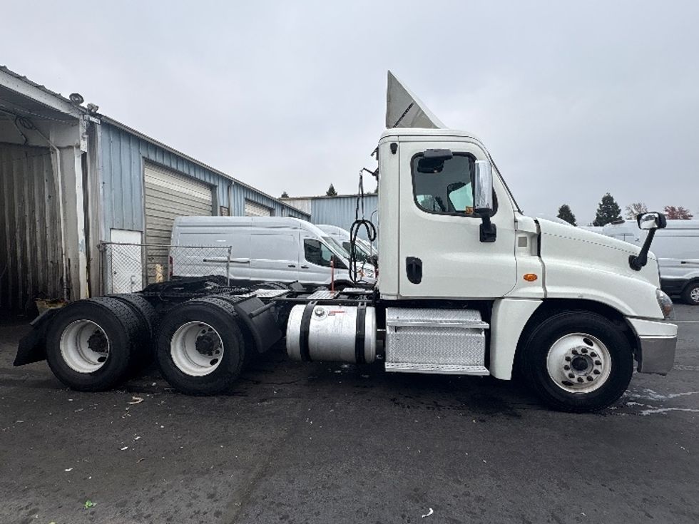 Day Cab Tractor-Heavy Duty Tractors-Freightliner-2018-Cascadia 12564ST-West Sacramento-CA-464,554\n\t\tmiles-$ 32,750 - Image 8