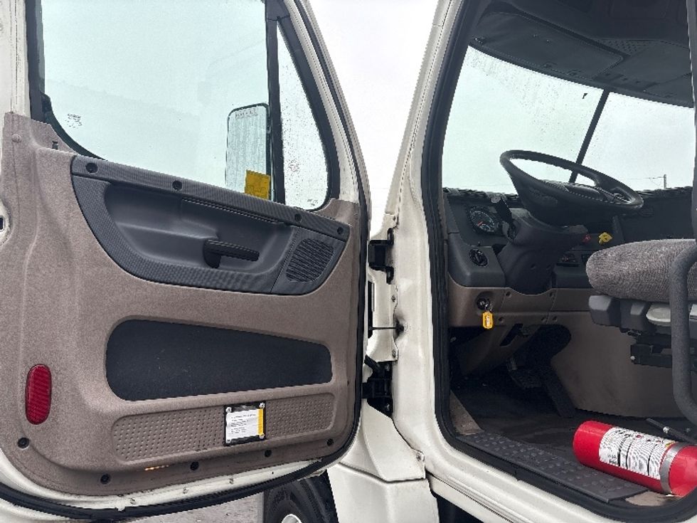 Day Cab Tractor-Heavy Duty Tractors-Freightliner-2018-Cascadia 12564ST-West Sacramento-CA-464,554\n\t\tmiles-$ 32,750 - Image 9