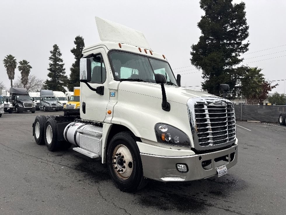 Day Cab Tractor-Heavy Duty Tractors-Freightliner-2018-Cascadia 12564ST-West Sacramento-CA-465,658\n\t\tmiles-$ 36,750 - Image 1