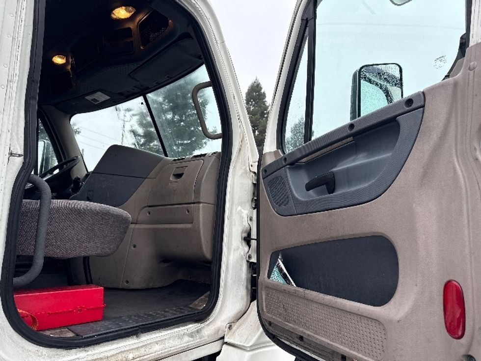 Day Cab Tractor-Heavy Duty Tractors-Freightliner-2018-Cascadia 12564ST-West Sacramento-CA-465,658\n\t\tmiles-$ 36,750 - Image 12