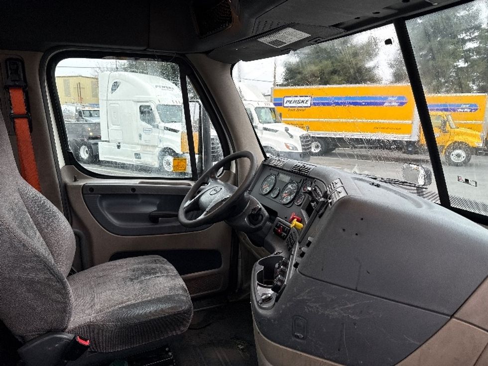 Day Cab Tractor-Heavy Duty Tractors-Freightliner-2018-Cascadia 12564ST-West Sacramento-CA-465,658\n\t\tmiles-$ 36,750 - Image 14