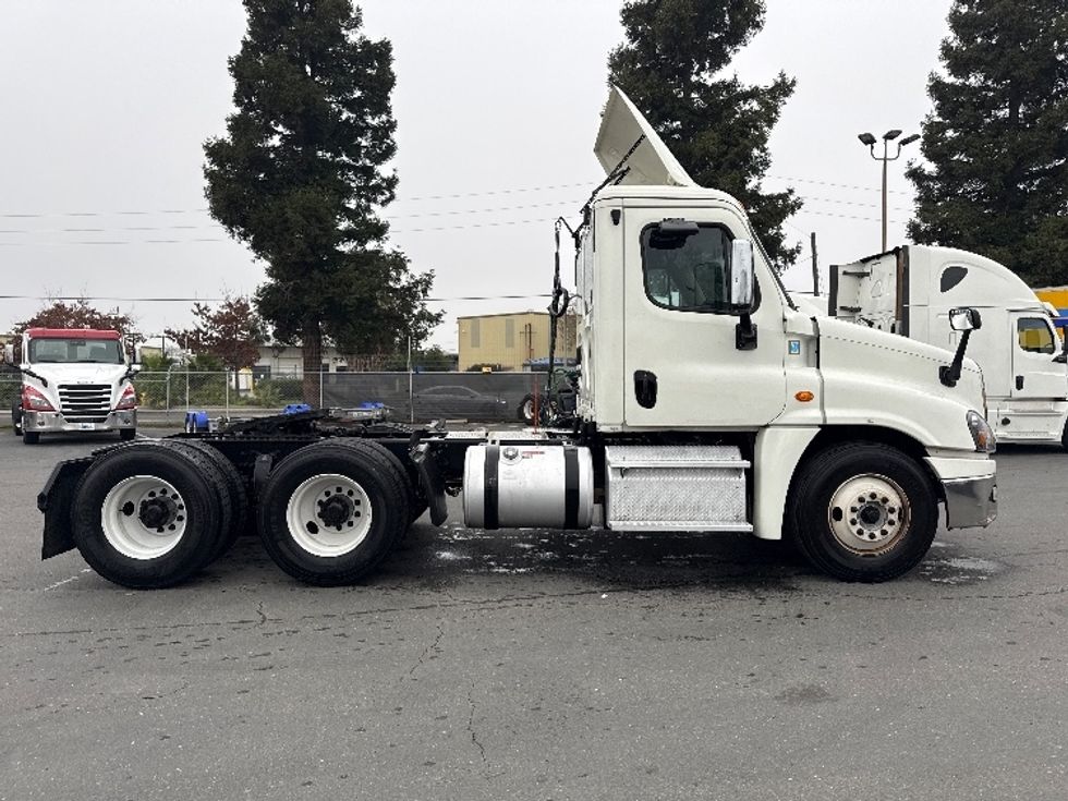 Day Cab Tractor-Heavy Duty Tractors-Freightliner-2018-Cascadia 12564ST-West Sacramento-CA-465,658\n\t\tmiles-$ 36,750 - Image 8