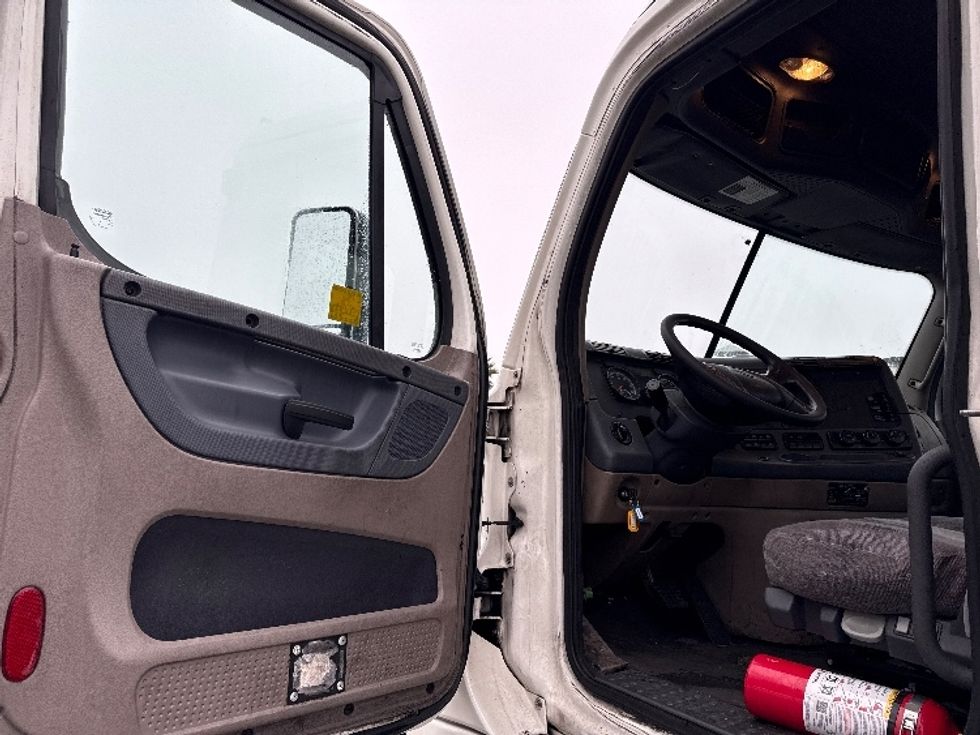 Day Cab Tractor-Heavy Duty Tractors-Freightliner-2018-Cascadia 12564ST-West Sacramento-CA-465,658\n\t\tmiles-$ 36,750 - Image 9