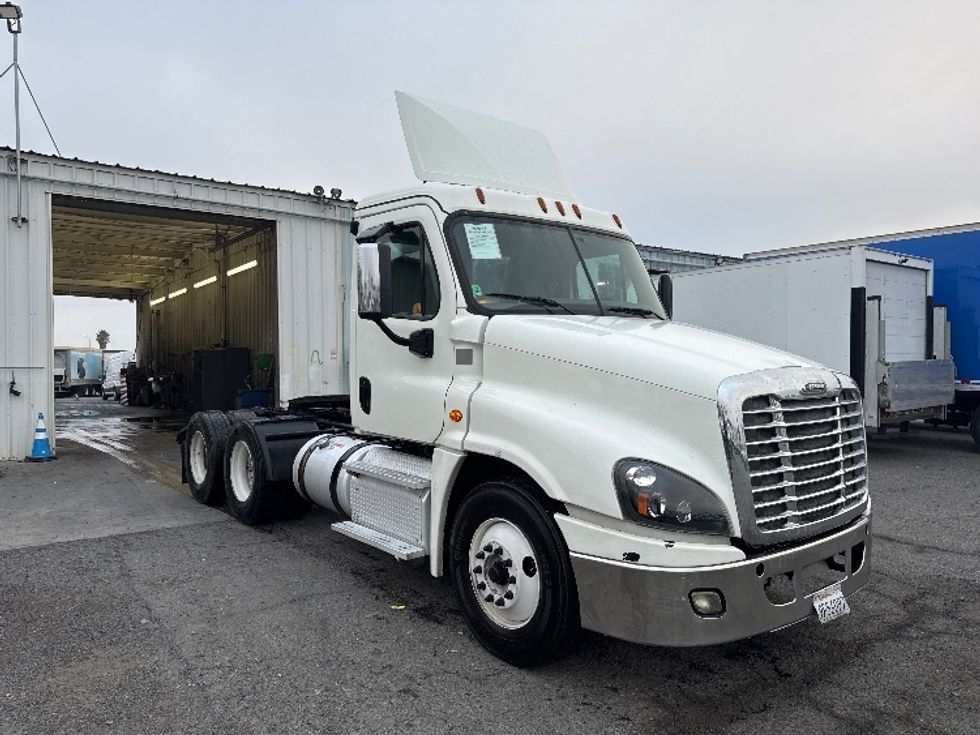 Day Cab Tractor-Heavy Duty Tractors-Freightliner-2018-Cascadia 12564ST-West Sacramento-CA-469,482\n\t\tmiles-$ 33,250 - Image 1