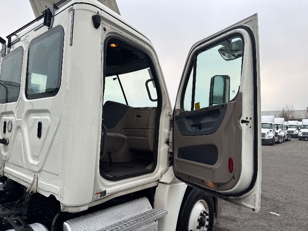 Day Cab Tractor-Heavy Duty Tractors-Freightliner-2018-Cascadia 12564ST-West Sacramento-CA-469,482\n\t\tmiles-$ 33,250 - Image 12
