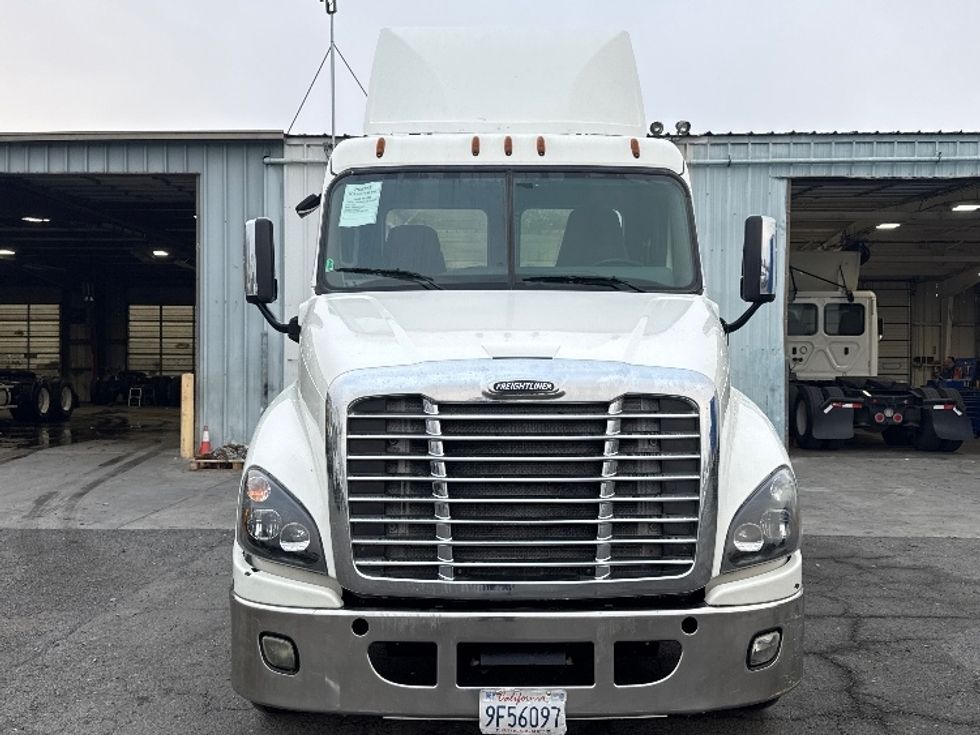 Day Cab Tractor-Heavy Duty Tractors-Freightliner-2018-Cascadia 12564ST-West Sacramento-CA-469,482\n\t\tmiles-$ 33,250 - Image 2