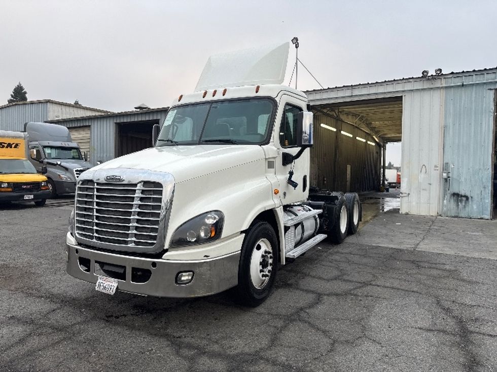 Day Cab Tractor-Heavy Duty Tractors-Freightliner-2018-Cascadia 12564ST-West Sacramento-CA-469,482\n\t\tmiles-$ 33,250 - Image 3