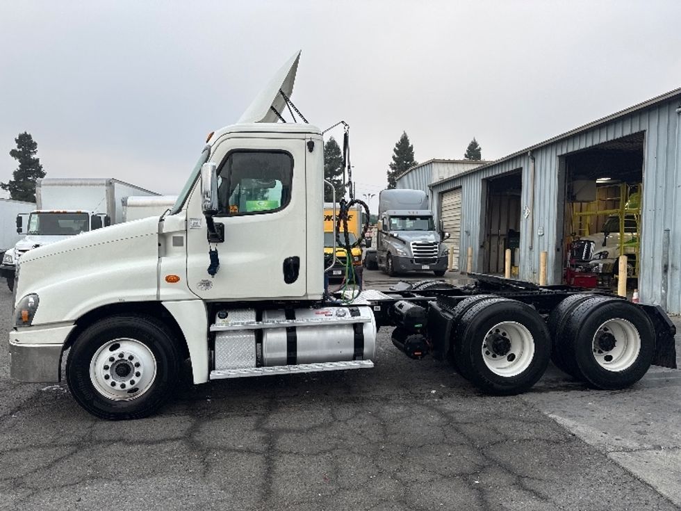 Day Cab Tractor-Heavy Duty Tractors-Freightliner-2018-Cascadia 12564ST-West Sacramento-CA-469,482\n\t\tmiles-$ 33,250 - Image 4