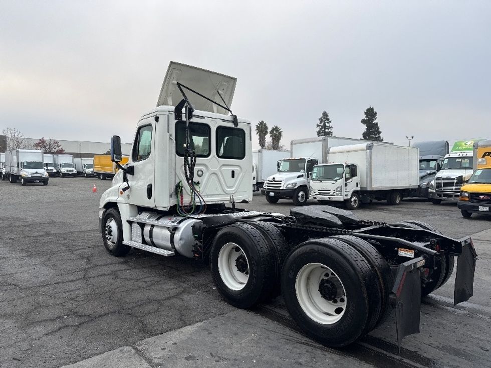 Day Cab Tractor-Heavy Duty Tractors-Freightliner-2018-Cascadia 12564ST-West Sacramento-CA-469,482\n\t\tmiles-$ 33,250 - Image 5