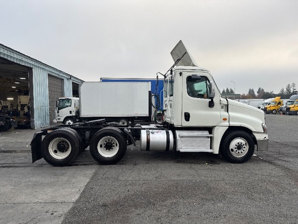 Day Cab Tractor-Heavy Duty Tractors-Freightliner-2018-Cascadia 12564ST-West Sacramento-CA-469,482\n\t\tmiles-$ 33,250 - Image 8
