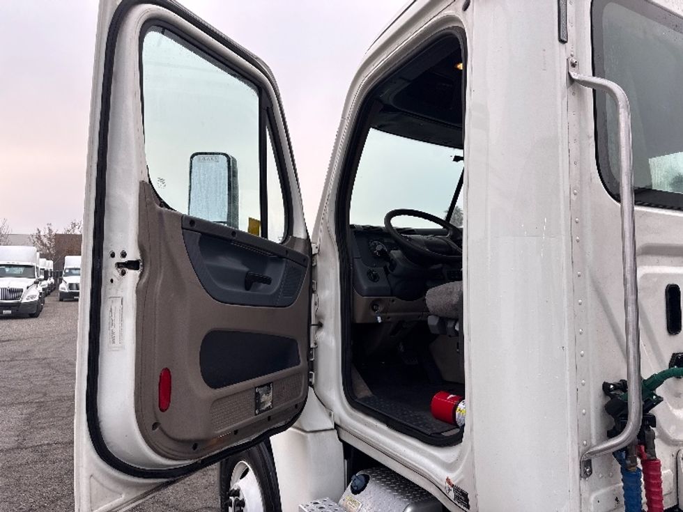 Day Cab Tractor-Heavy Duty Tractors-Freightliner-2018-Cascadia 12564ST-West Sacramento-CA-469,482\n\t\tmiles-$ 33,250 - Image 9