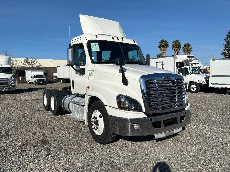Day Cab Tractor-Heavy Duty Tractors-Freightliner-2018-Cascadia 12564ST-West Sacramento-CA-477,760\n\t\tmiles-$ 34,500 - Image 1