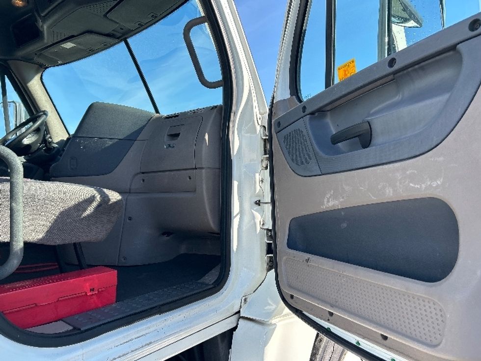 Day Cab Tractor-Heavy Duty Tractors-Freightliner-2018-Cascadia 12564ST-West Sacramento-CA-477,760\n\t\tmiles-$ 34,500 - Image 12