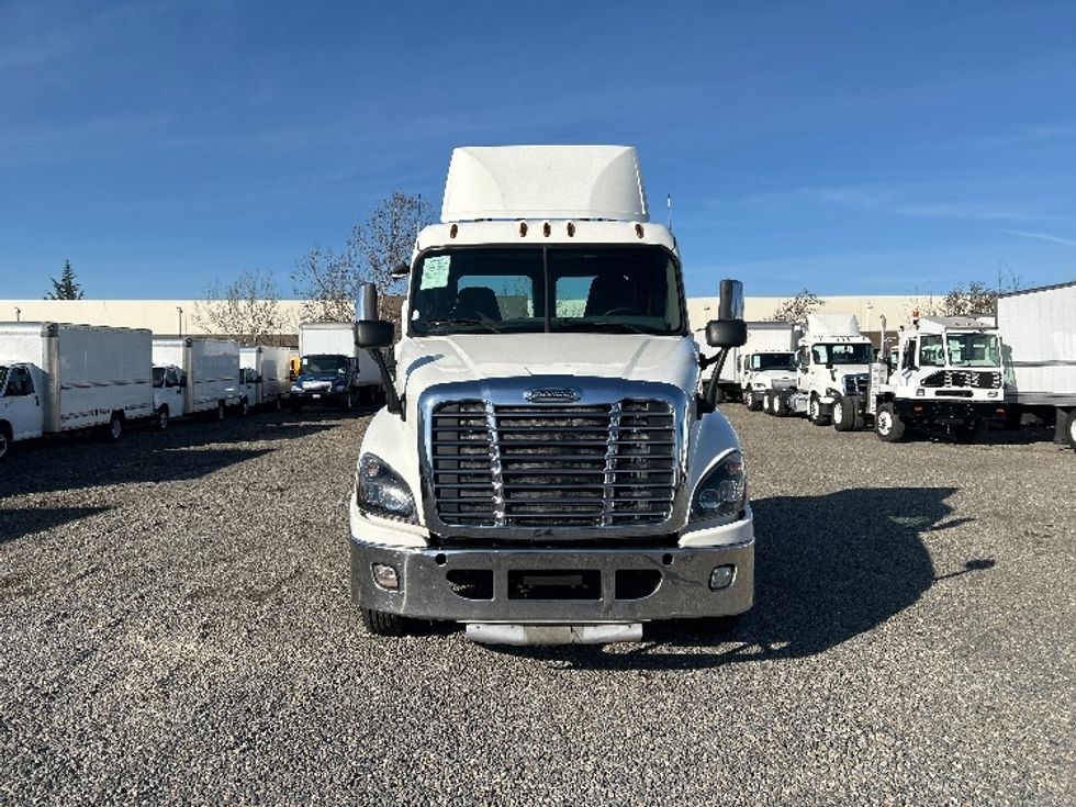 Day Cab Tractor-Heavy Duty Tractors-Freightliner-2018-Cascadia 12564ST-West Sacramento-CA-477,760\n\t\tmiles-$ 34,500 - Image 2