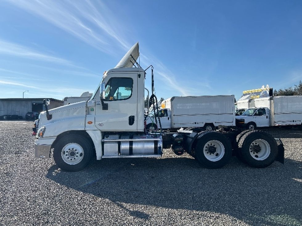 Day Cab Tractor-Heavy Duty Tractors-Freightliner-2018-Cascadia 12564ST-West Sacramento-CA-477,760\n\t\tmiles-$ 34,500 - Image 4