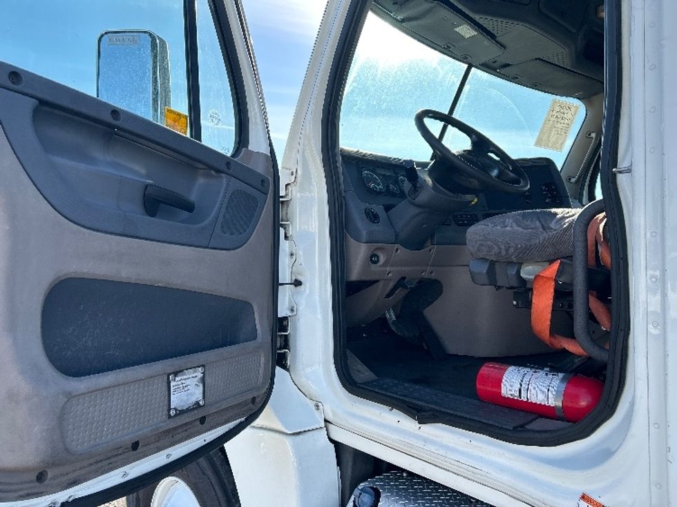 Day Cab Tractor-Heavy Duty Tractors-Freightliner-2018-Cascadia 12564ST-West Sacramento-CA-477,760\n\t\tmiles-$ 34,500 - Image 9