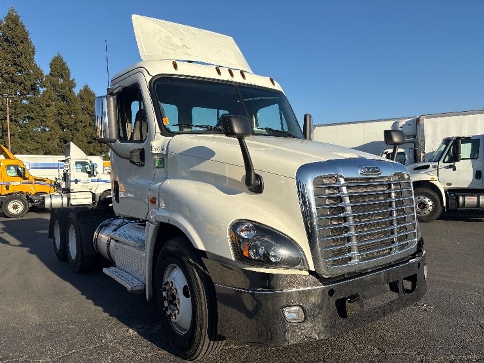 Day Cab Tractor-Heavy Duty Tractors-Freightliner-2018-Cascadia 12564ST-West Sacramento-CA-480,500\n\t\tmiles-$ 34,500 - Image 1