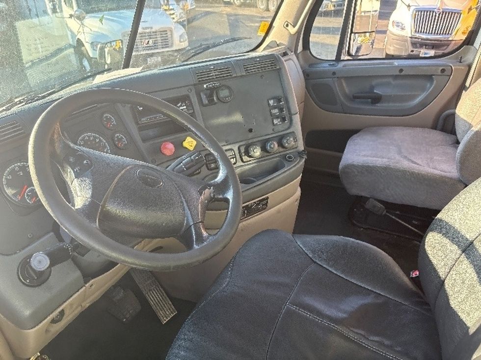 Day Cab Tractor-Heavy Duty Tractors-Freightliner-2018-Cascadia 12564ST-West Sacramento-CA-480,500\n\t\tmiles-$ 34,500 - Image 10