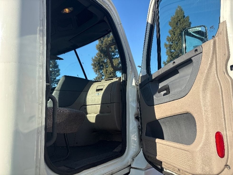 Day Cab Tractor-Heavy Duty Tractors-Freightliner-2018-Cascadia 12564ST-West Sacramento-CA-480,500\n\t\tmiles-$ 34,500 - Image 12