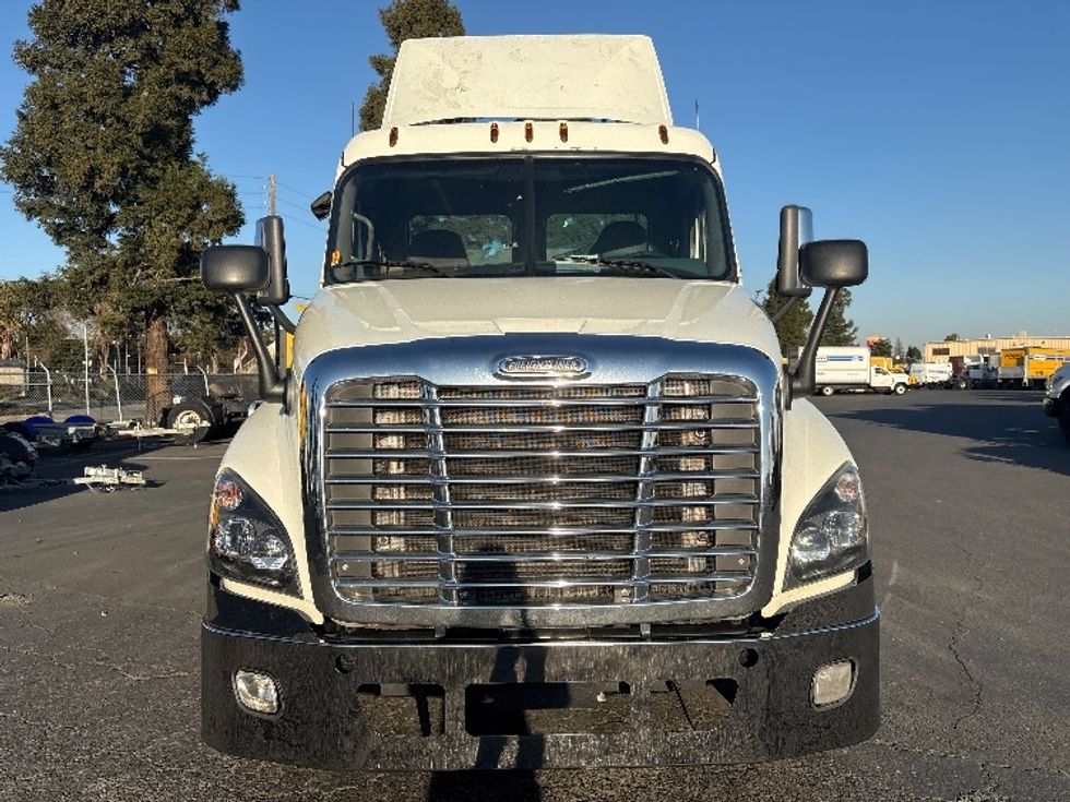 Day Cab Tractor-Heavy Duty Tractors-Freightliner-2018-Cascadia 12564ST-West Sacramento-CA-480,500\n\t\tmiles-$ 34,500 - Image 2