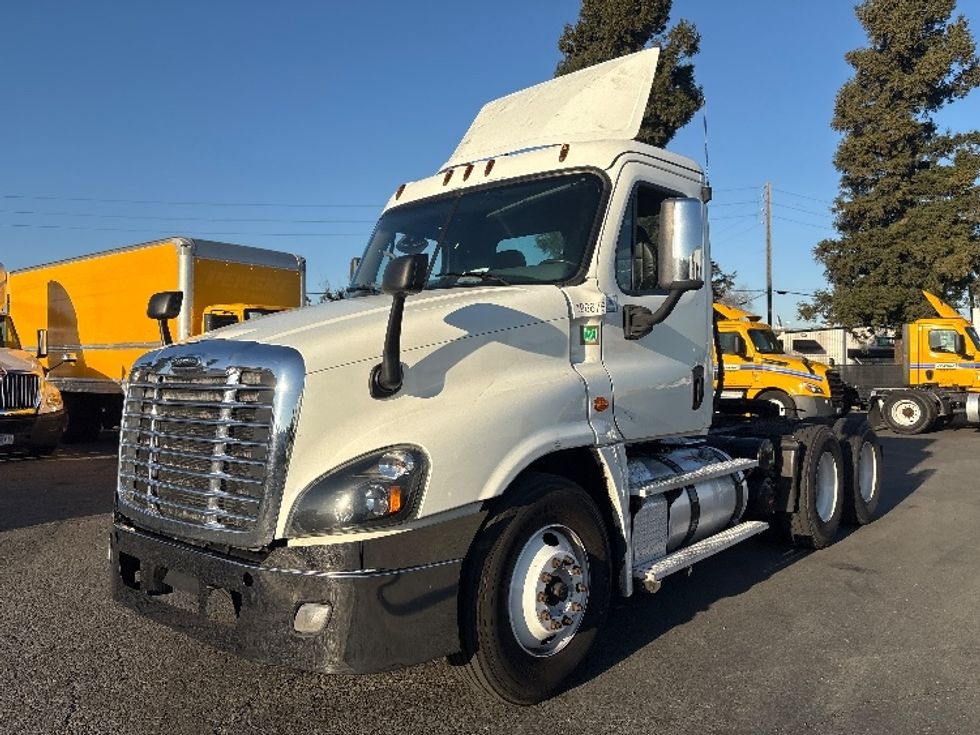 Day Cab Tractor-Heavy Duty Tractors-Freightliner-2018-Cascadia 12564ST-West Sacramento-CA-480,500\n\t\tmiles-$ 34,500 - Image 3