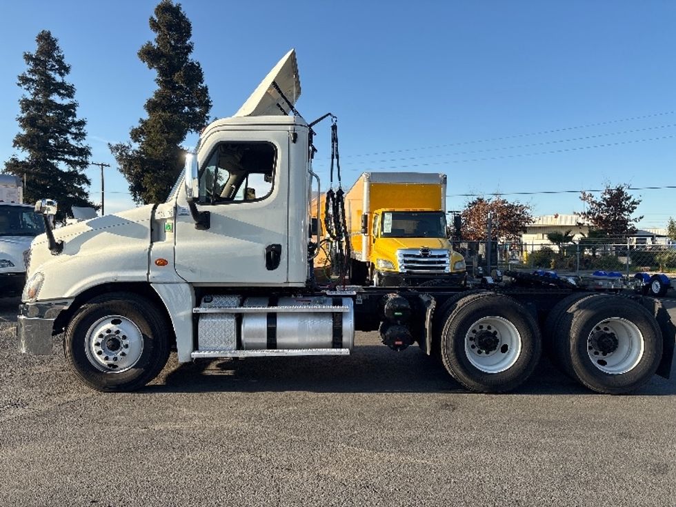 Day Cab Tractor-Heavy Duty Tractors-Freightliner-2018-Cascadia 12564ST-West Sacramento-CA-480,500\n\t\tmiles-$ 34,500 - Image 4