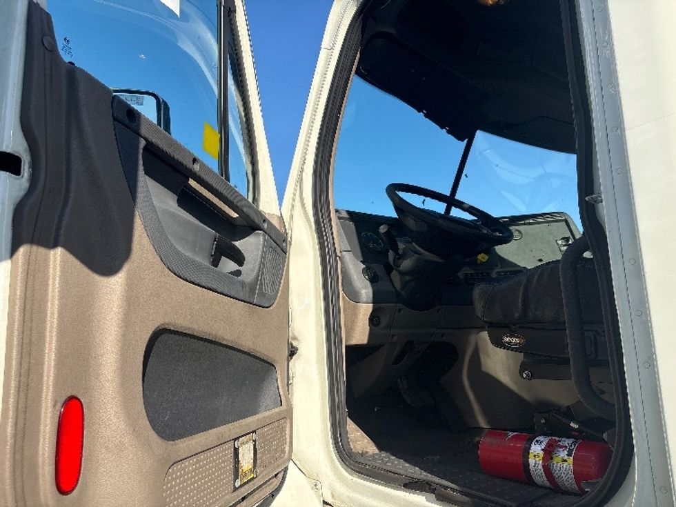 Day Cab Tractor-Heavy Duty Tractors-Freightliner-2018-Cascadia 12564ST-West Sacramento-CA-480,500\n\t\tmiles-$ 34,500 - Image 9