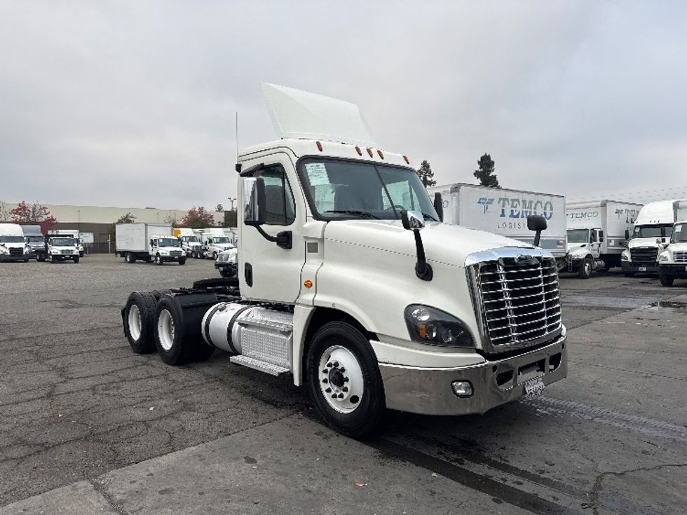 Day Cab Tractor-Heavy Duty Tractors-Freightliner-2018-Cascadia 12564ST-West Sacramento-CA-484,455\n\t\tmiles-$ 32,500 - Image 1