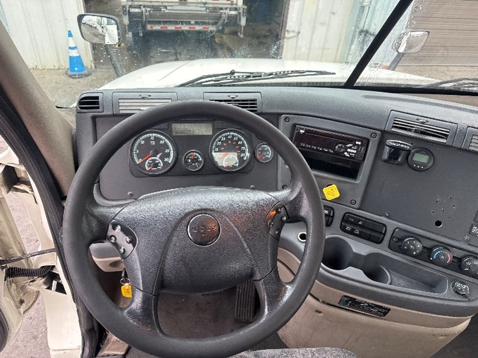 Day Cab Tractor-Heavy Duty Tractors-Freightliner-2018-Cascadia 12564ST-West Sacramento-CA-484,455\n\t\tmiles-$ 32,500 - Image 11