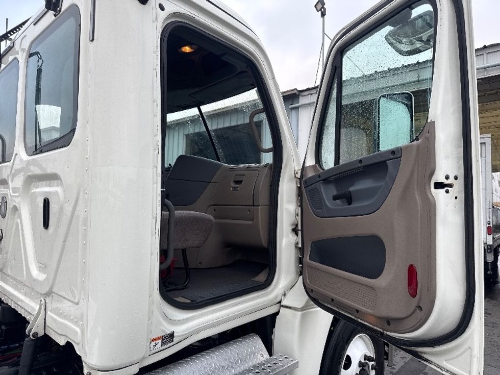 Day Cab Tractor-Heavy Duty Tractors-Freightliner-2018-Cascadia 12564ST-West Sacramento-CA-484,455\n\t\tmiles-$ 32,500 - Image 12