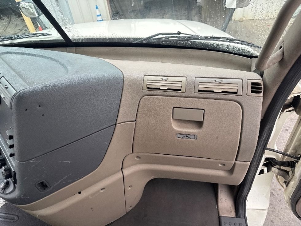 Day Cab Tractor-Heavy Duty Tractors-Freightliner-2018-Cascadia 12564ST-West Sacramento-CA-484,455\n\t\tmiles-$ 32,500 - Image 13