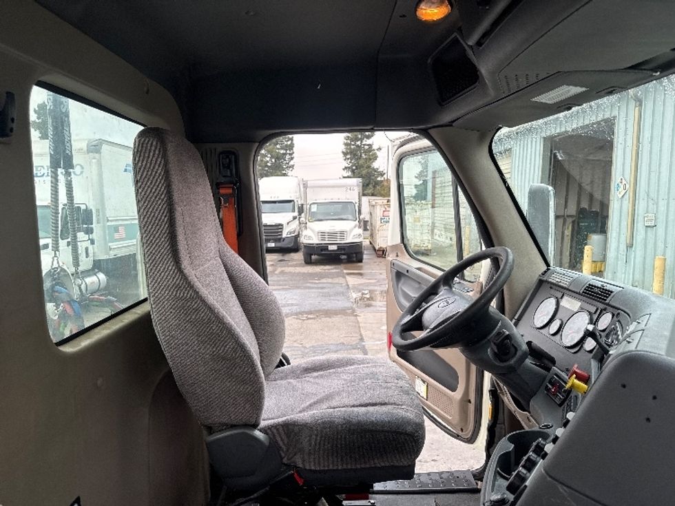 Day Cab Tractor-Heavy Duty Tractors-Freightliner-2018-Cascadia 12564ST-West Sacramento-CA-484,455\n\t\tmiles-$ 32,500 - Image 14