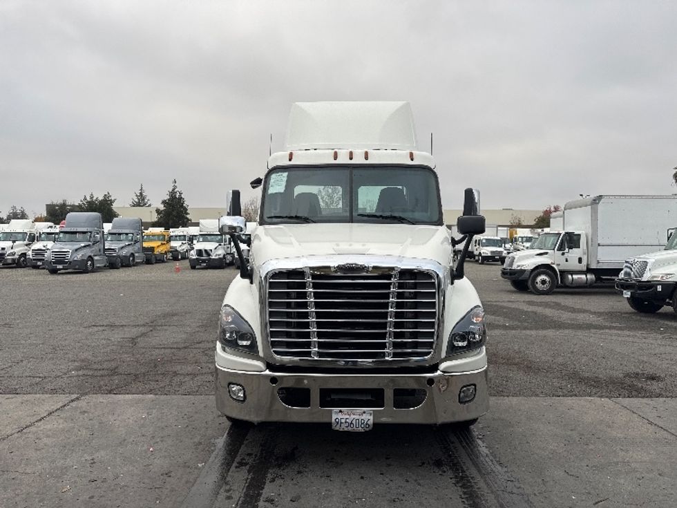 Day Cab Tractor-Heavy Duty Tractors-Freightliner-2018-Cascadia 12564ST-West Sacramento-CA-484,455\n\t\tmiles-$ 32,500 - Image 2