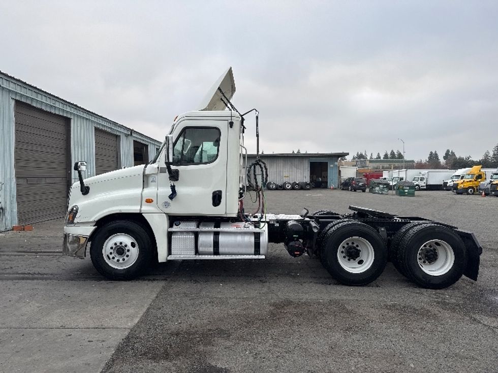 Day Cab Tractor-Heavy Duty Tractors-Freightliner-2018-Cascadia 12564ST-West Sacramento-CA-484,455\n\t\tmiles-$ 32,500 - Image 4