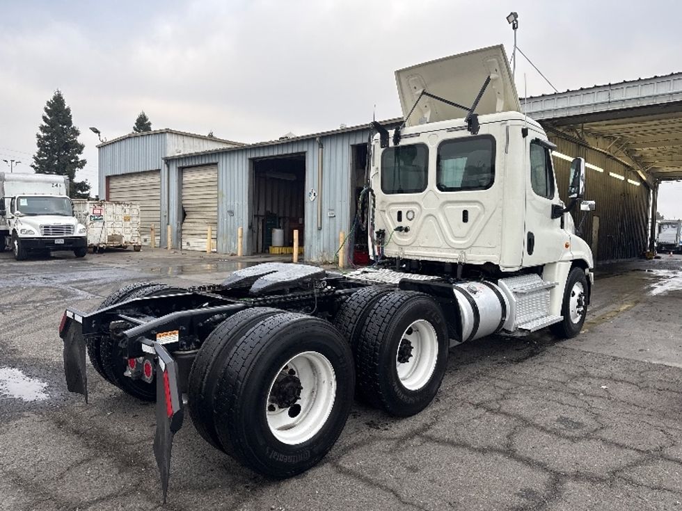 Day Cab Tractor-Heavy Duty Tractors-Freightliner-2018-Cascadia 12564ST-West Sacramento-CA-484,455\n\t\tmiles-$ 32,500 - Image 7