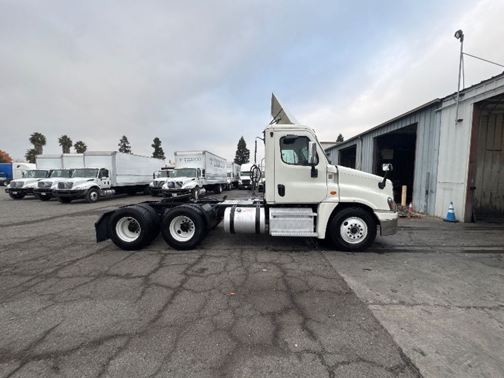 Day Cab Tractor-Heavy Duty Tractors-Freightliner-2018-Cascadia 12564ST-West Sacramento-CA-484,455\n\t\tmiles-$ 32,500 - Image 8