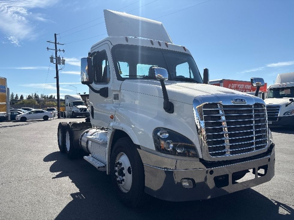 Day Cab Tractor-Heavy Duty Tractors-Freightliner-2018-Cascadia 12564ST-West Sacramento-CA-485,539\n\t\tmiles-$ 34,250 - Image 1