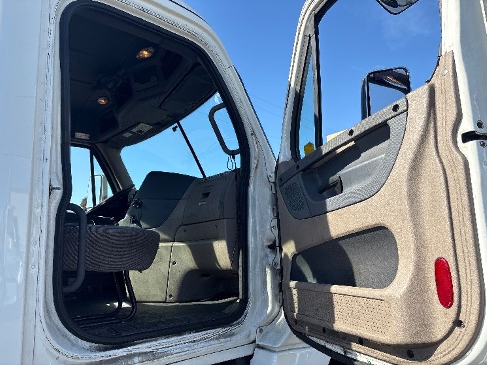 Day Cab Tractor-Heavy Duty Tractors-Freightliner-2018-Cascadia 12564ST-West Sacramento-CA-485,539\n\t\tmiles-$ 34,250 - Image 12