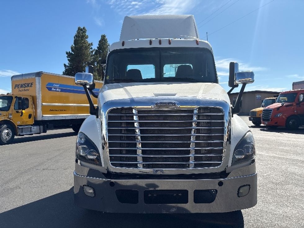 Day Cab Tractor-Heavy Duty Tractors-Freightliner-2018-Cascadia 12564ST-West Sacramento-CA-485,539\n\t\tmiles-$ 34,250 - Image 2
