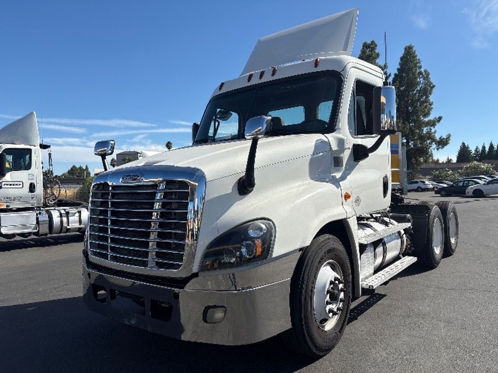 Day Cab Tractor-Heavy Duty Tractors-Freightliner-2018-Cascadia 12564ST-West Sacramento-CA-485,539\n\t\tmiles-$ 34,250 - Image 3