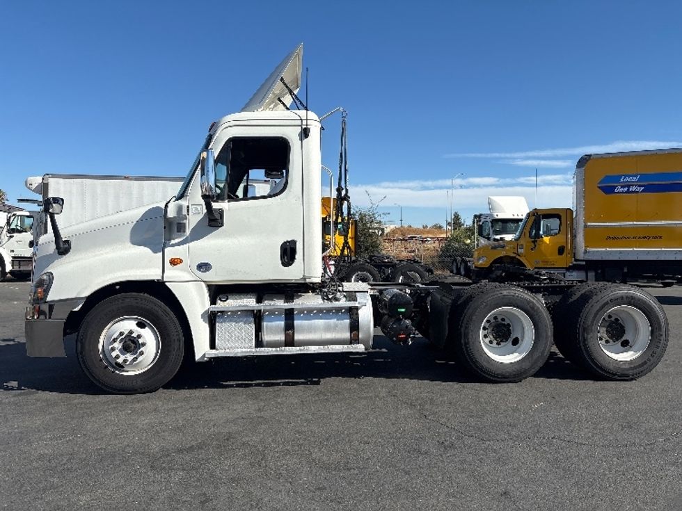 Day Cab Tractor-Heavy Duty Tractors-Freightliner-2018-Cascadia 12564ST-West Sacramento-CA-485,539\n\t\tmiles-$ 34,250 - Image 4