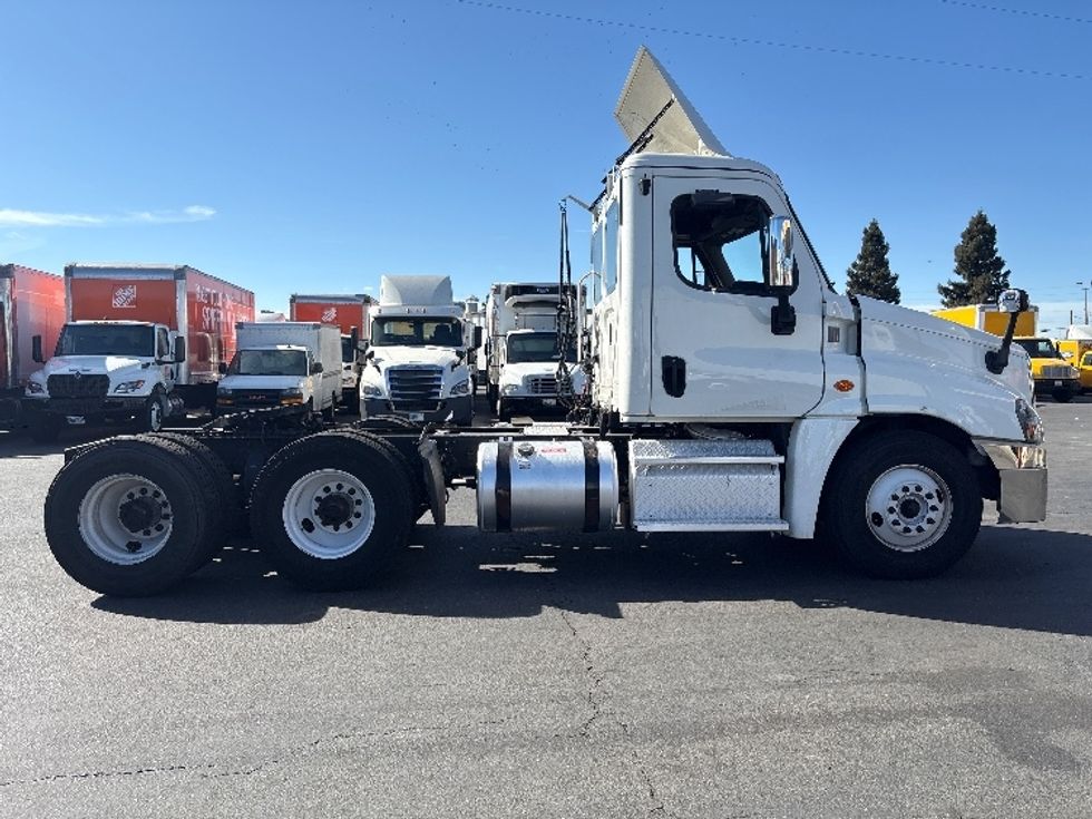 Day Cab Tractor-Heavy Duty Tractors-Freightliner-2018-Cascadia 12564ST-West Sacramento-CA-485,539\n\t\tmiles-$ 34,250 - Image 8
